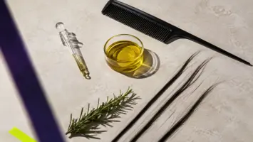 Hodebunnskam, rosmarin, pipette og oljeskål arrangert som målte prøver