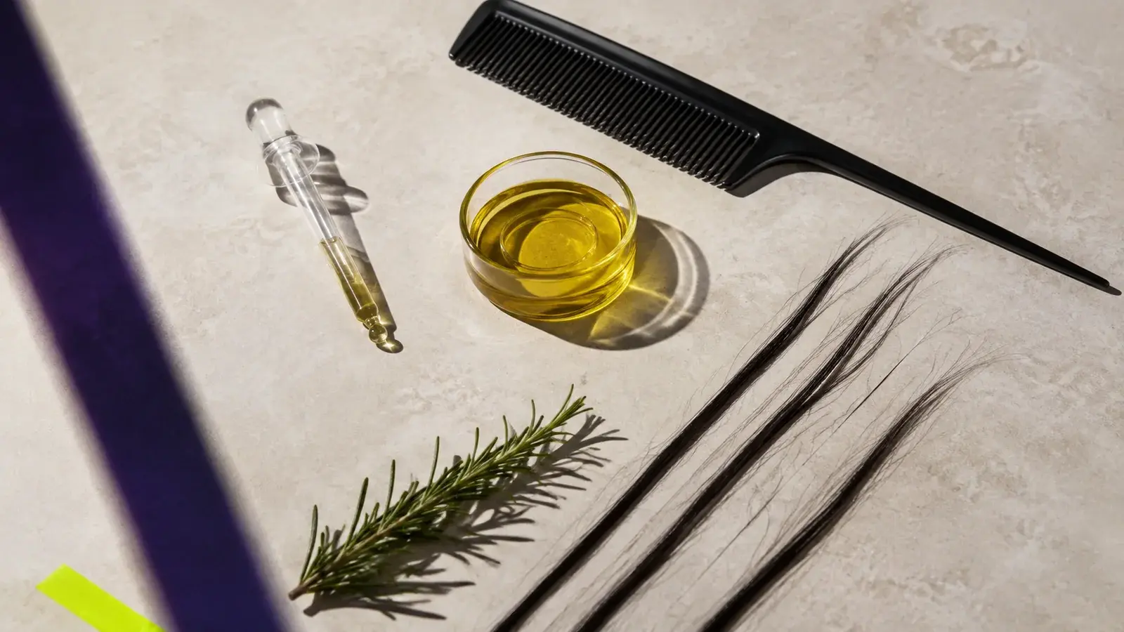 Hodebunnskam, rosmarin, pipette og oljeskål arrangert som målte prøver